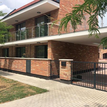 Castellum Apartmanház Gyula Exterior foto