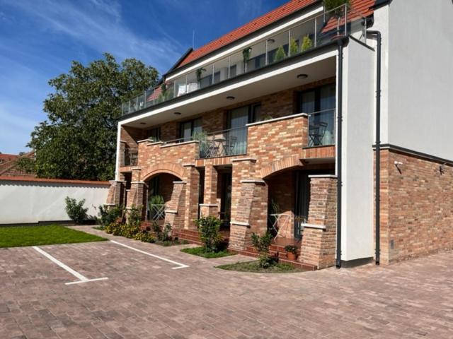 Castellum Apartmanház Gyula Exterior foto